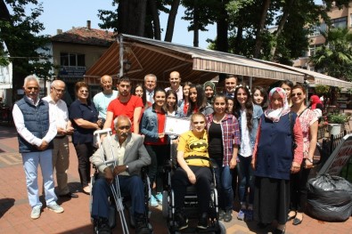 Mavi Kapaklarla Aldıkları Akülü Sandalyeyi Engelli Kadına Teslim Ettiler