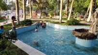 Şanlıurfa'da Sıcaklarda Bunalan Vatandaşlar Süs Havuzlarında Serinliyor