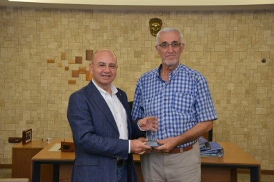 Saraoğlu'ndan Belediye Meclis Üyelerine Plaket