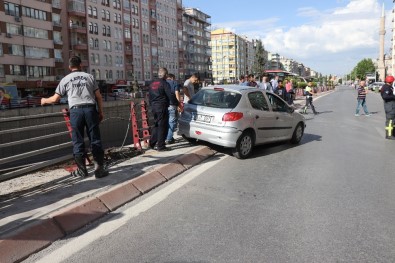 Bariyerlere Asılı Kalan Otomobili İtfaiye Ekipleri Kurtardı