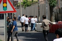 FELEKNAS UCA - Diyarbakır'da Öcalan Lehine Slogan Atan Gruba Müdahale Açıklaması 1 Gözaltı