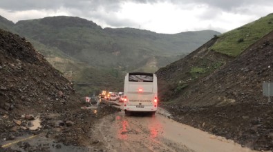 Heyelan Kars-Erzurum Karayolunu Ulaşıma Kapattı