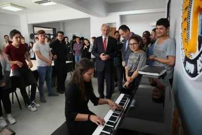 Kütahya Belediyesi'nden Ahmet Yakupoğlu Güzel Sanatlar Lisesi'ne Piyano