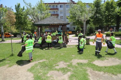 Öğrenciler, Parktaki Çöpleri Toplayarak Örnek Oldu