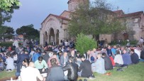 YÜCEL YAVUZ - Ayasofya Camisi'nin Bahçesinde Yer Sofrasında İftar Yaptılar