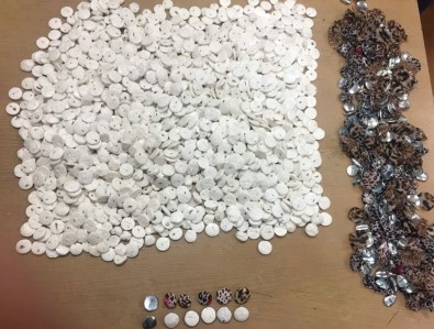 Binlerce Düğme İçine Tek Tek Zulalanmış