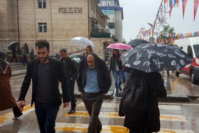 Erzurum'da Doluyla Karışık Sağanak Yağış Etkili Oldu