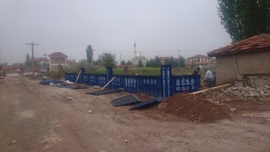 Mezarlıkta Temizlik Ve Onarım Çalışması