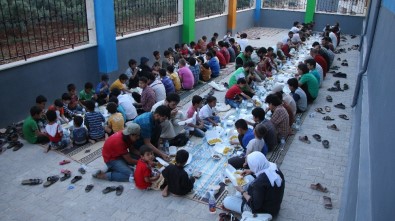 Suriyeli Yetimler İftar Sofrasında Buluştu