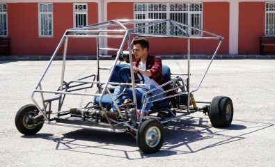 Lise öğrencisi hurdadan topladığı malzemelerle araba yaptı
