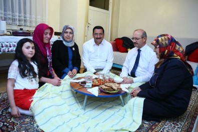 Yer Sofrasında Çat Kapı İftar