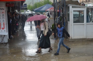 Yüksekova'da Yağış Hayat Olumuz Etkiledi