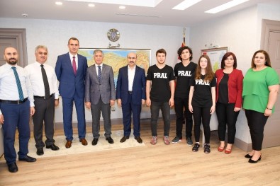 Bilgi Yarışmasında Türkiye Birincisi Olan Öğrenciler, Vali Demirtaş'ı Ziyaret Etti