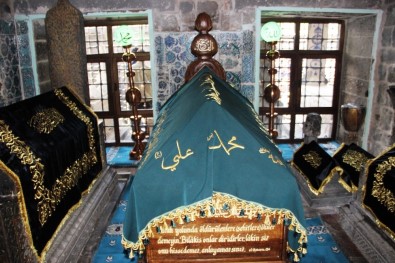 Diyarbakırlı Kadınlar Sahabe Mezarının Örtülerini Elleriyle Yaptı