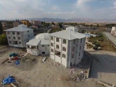 Ilıca'da Kültür Merkezi Ve Belediye Binası İnşaatında Son Rötuşlar