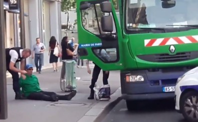 Paris'te İki Çöpçü Siyasi Eylem İçin Çöp Kamyonunu Kaçırdı