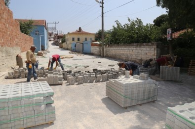 Pelitköy'de Parke Taş Çalışmaları Devam Ediyor