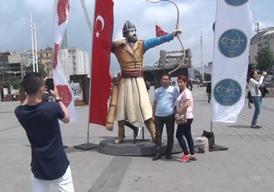 Taksim Meydanı'nda Okçu Heykelleri