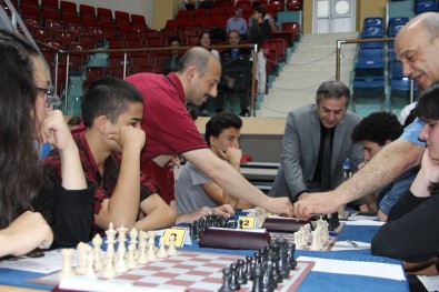 Düzce'de Binin Üzerinde Katılım İle Satranç Turnuvası Başladı