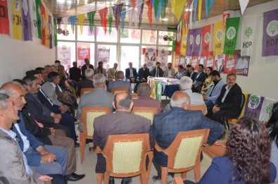HDP Hakkari Adayları Yüksekova'da Seçim Bürosunu Ziyaret Etti