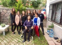 GAZI ÜNIVERSITESI - Liseli Öğrenciler, Engelli Vatandaşın Yürüyen Ayakları Oldu