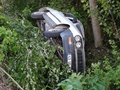 Otomobil Dereye Uçtu Açıklaması 3 Yaralı