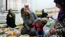 Oyuncu Gamze Özçelik, Suriyeli Aileyle İftar Yaptı