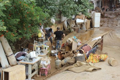 Sel Felaketinde Mağdur Olan Vatandaşlar Yardım Eli Bekliyor
