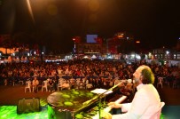 YÜCEL ARZEN - Yücel Arzen Ünyelilerle Buluştu