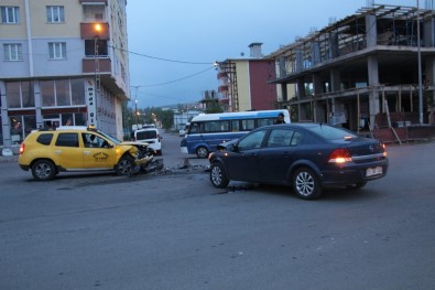 Ardahan'da Ticari Taksi İle Otomobil Çarpıştı Açıklaması 5 Yaralı