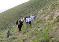 YARALI ÇOCUK - Uçkun Toplamaya Giden Çocuklar Uçurumdan Düştü Açıklaması 1 Ölü, 1 Yaralı