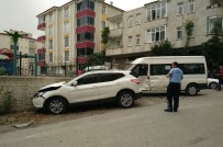 KADIR ŞAHIN - Cip İle Minibüs Çarpıştı Açıklaması 3 Yaralı