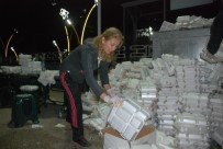 SOKAK KÖPEKLERİ - Hayvanlar İçin, İftar Çadırından Artık Yemek Topluyorlar