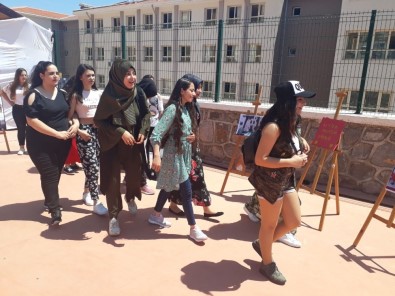 Lise Öğrencilerinden 'İzmirli Sanatçılar Sokağı'