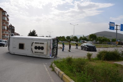 Öğrenci Servisi İle Otomobil Çarpıştı Açıklaması 7 Yaralı