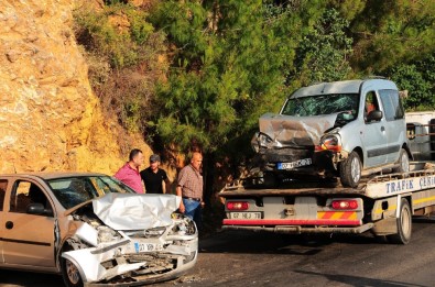 Otomobiller Kafa Kafaya Çarpıştı Açıklaması 5 Yaralı