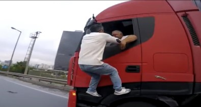 (Özel) TEM Otoyolu'nda Film Sahnelerine Aratmayan Trafik Kavgası