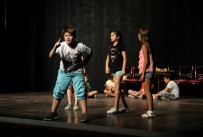 BEDEN DILI - Tiyatronun Yıldızları Karşıyaka'da Yetişiyor