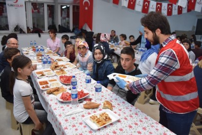 Türk Kızılayı, Çocuklarla Birlikte İftar Yaptı