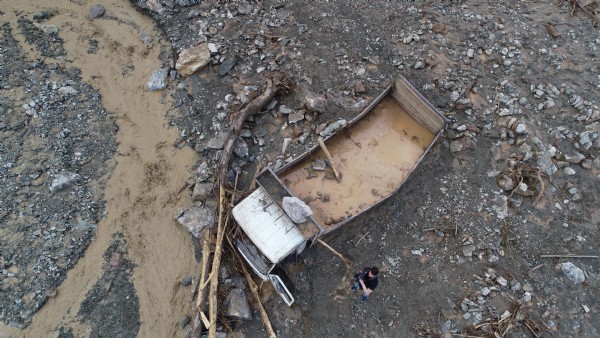 Baba oğul birbirine sarılıp ölümü bekledi!