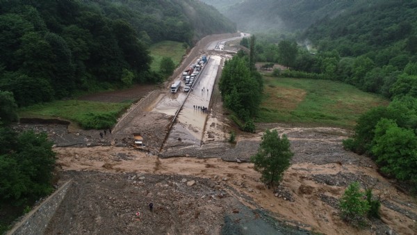 Baba oğul birbirine sarılıp ölümü bekledi!