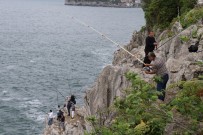 BALIK TUTMAK - Amatör Balıkçılar Kayalıklarda Balık Avladı