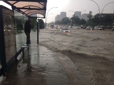 Ankara'da Sağanak Yağış Hayatı Olumsuz Etkiledi