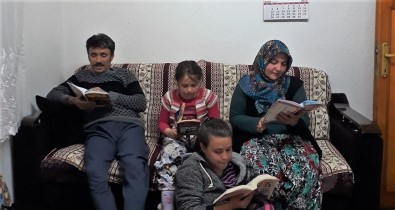 Balya'da Veliler Öğrencilerle Birlikte Kitap Okuyorlar