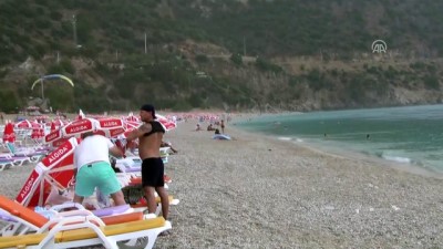 Fethiye'de Tatilciler Yağmura Denizde Yakalandı