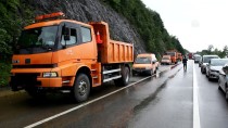 KARADENIZ SAHIL YOLU - Giresun'da Sağanak Sahil Yolunu Kapattı