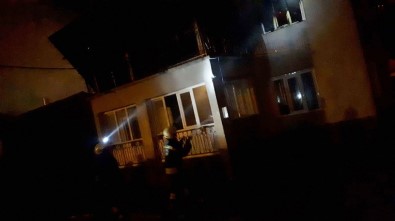 Konya'da Yıldırım Düşen 2 Katlı Ev Yandı