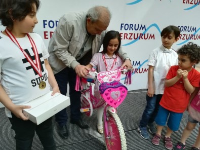 Minik Ressamlar Forum Erzurum'da Ödüllerini Aldı