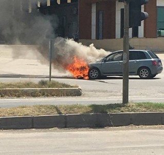 Seyir Halindeki Otomobil Alev Alarak Yandı
