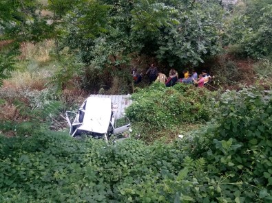Üsküdar'da Otomobil Metrelerce Aşağı Uçtu Açıklaması 2 Yaralı